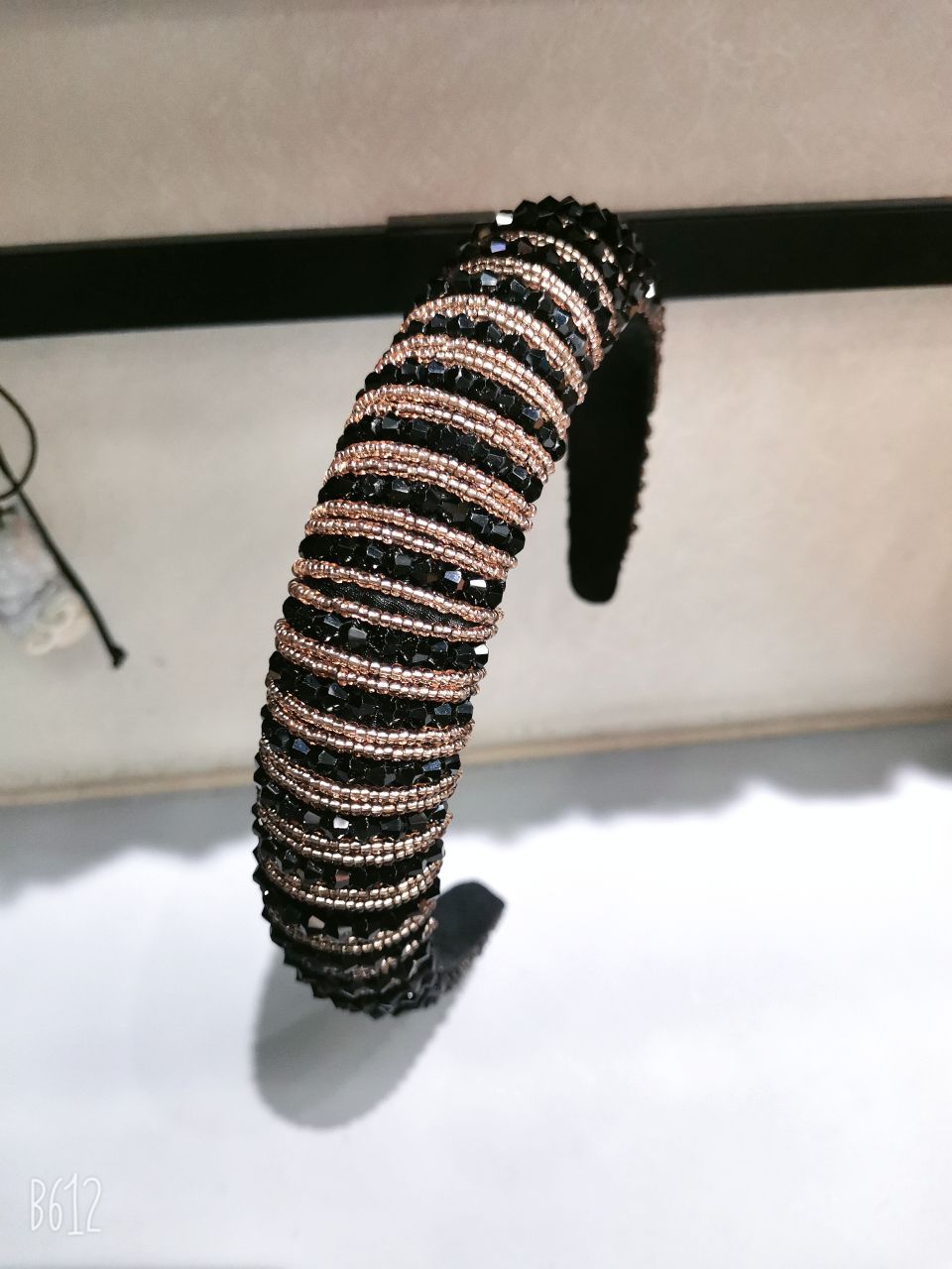 High-end Korean-style retro black rhinestone headband with a high-end feel, anti-slip and hair-pressing headband with a head hole Application Scenario