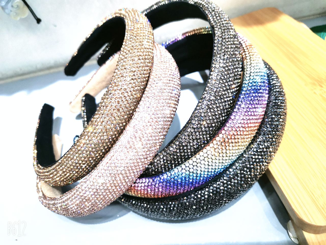 High-end retro hairpins and headbands, female Internet celebrity style, heavy heavy water diamond pressed hair, wide edge diamond-encrusted anti-slip headband, Internet celebrity