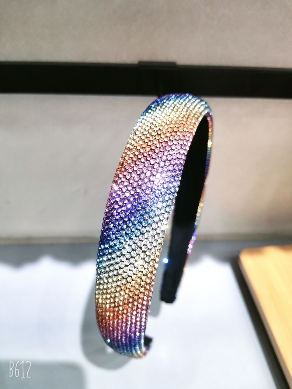 High-end retro hairpins and headbands, female Internet celebrity style, heavy heavy water diamond pressed hair, wide edge diamond-encrusted anti-slip headband, Internet celebrity Application Scenario
