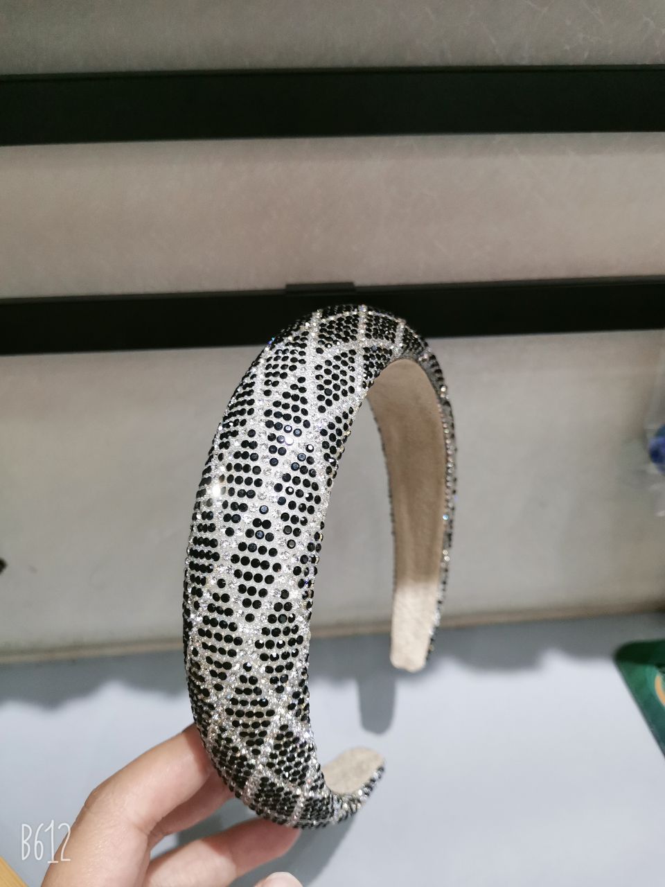 The rhinestone headband is a versatile and fashionable accessory for women going out. It features a simple and elegant hairpin that can be used to press the hair Application Scenario