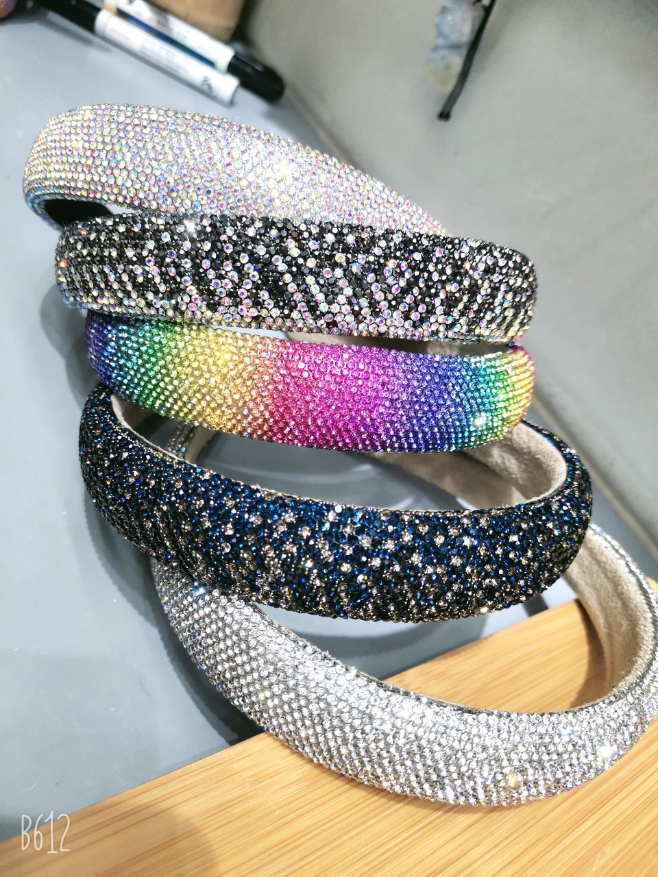 The new water diamond hair band, a popular trend for the New Year, exudes a feminine and high-end charm. It is a full-diamond broken hair clip headband and a hair clamp headwear