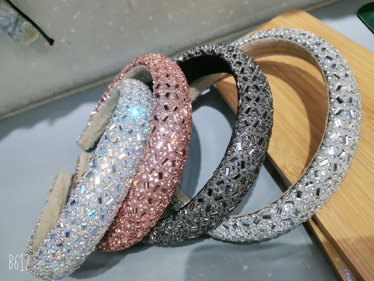 The trendy and elegant European and American style water diamond hair band is a versatile accessory for women going out. It is a wide anti-slip headband for summer