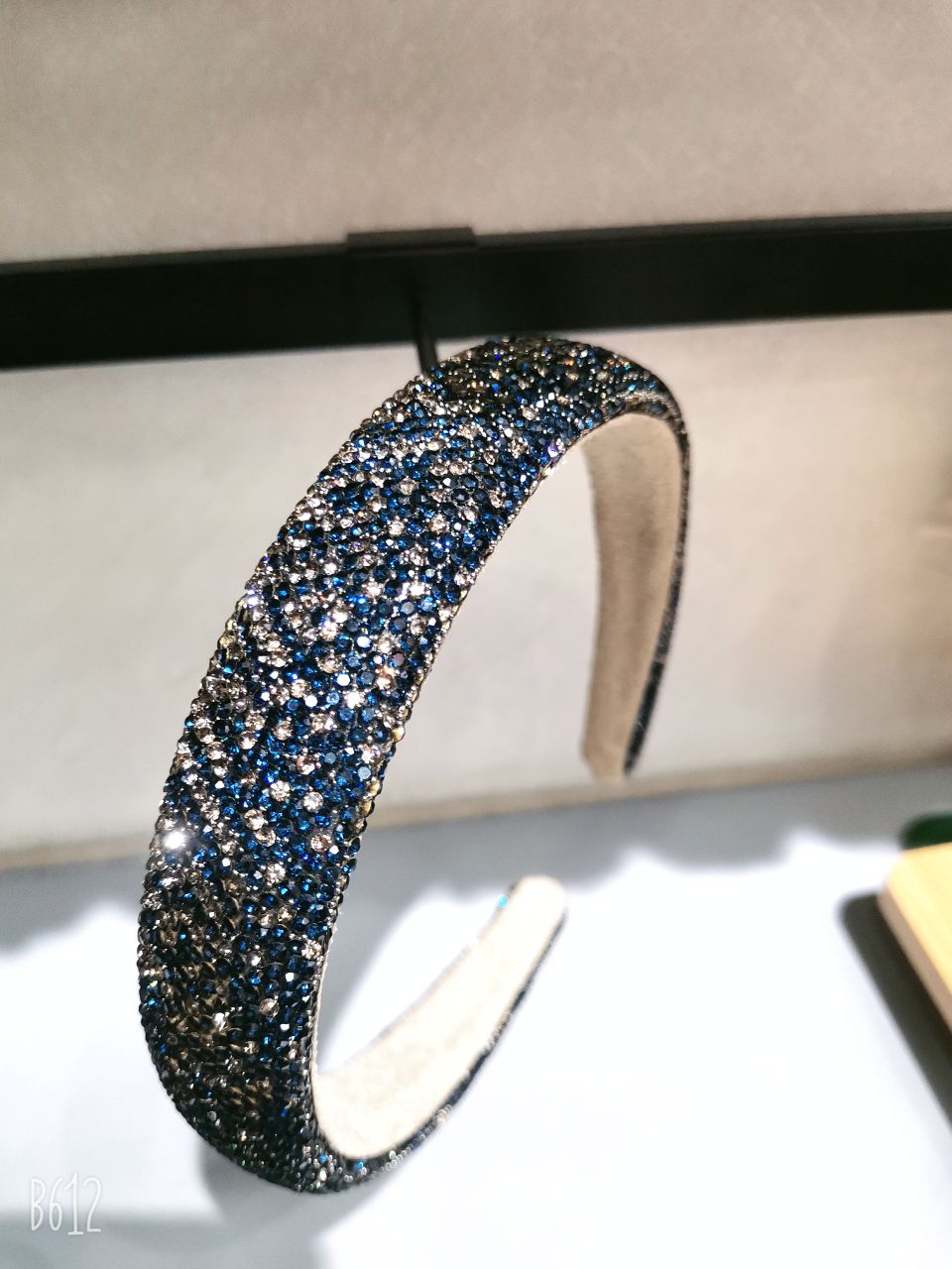 The new water diamond hair band, a popular trend for the New Year, exudes a feminine and high-end charm. It is a full-diamond broken hair clip headband and a hair clamp headwear Application Scenario