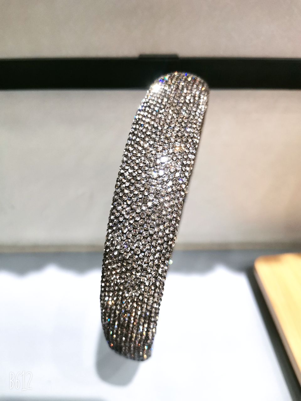 High-end retro hairpins and headbands, female Internet celebrity style, heavy heavy water diamond pressed hair, wide edge diamond-encrusted anti-slip headband, Internet celebrity Specification image