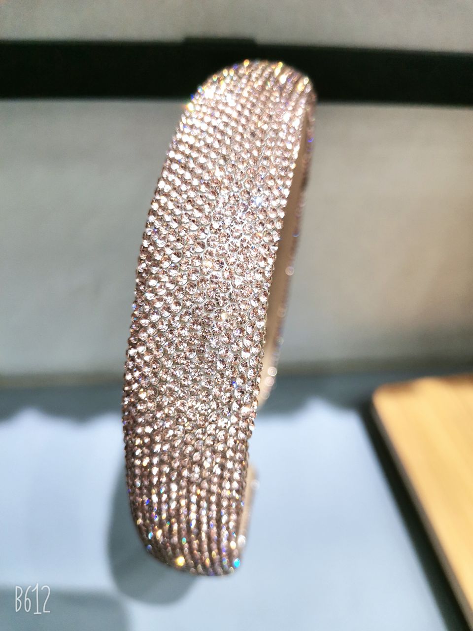 High-end retro hairpins and headbands, female Internet celebrity style, heavy heavy water diamond pressed hair, wide edge diamond-encrusted anti-slip headband, Internet celebrity detail image 3