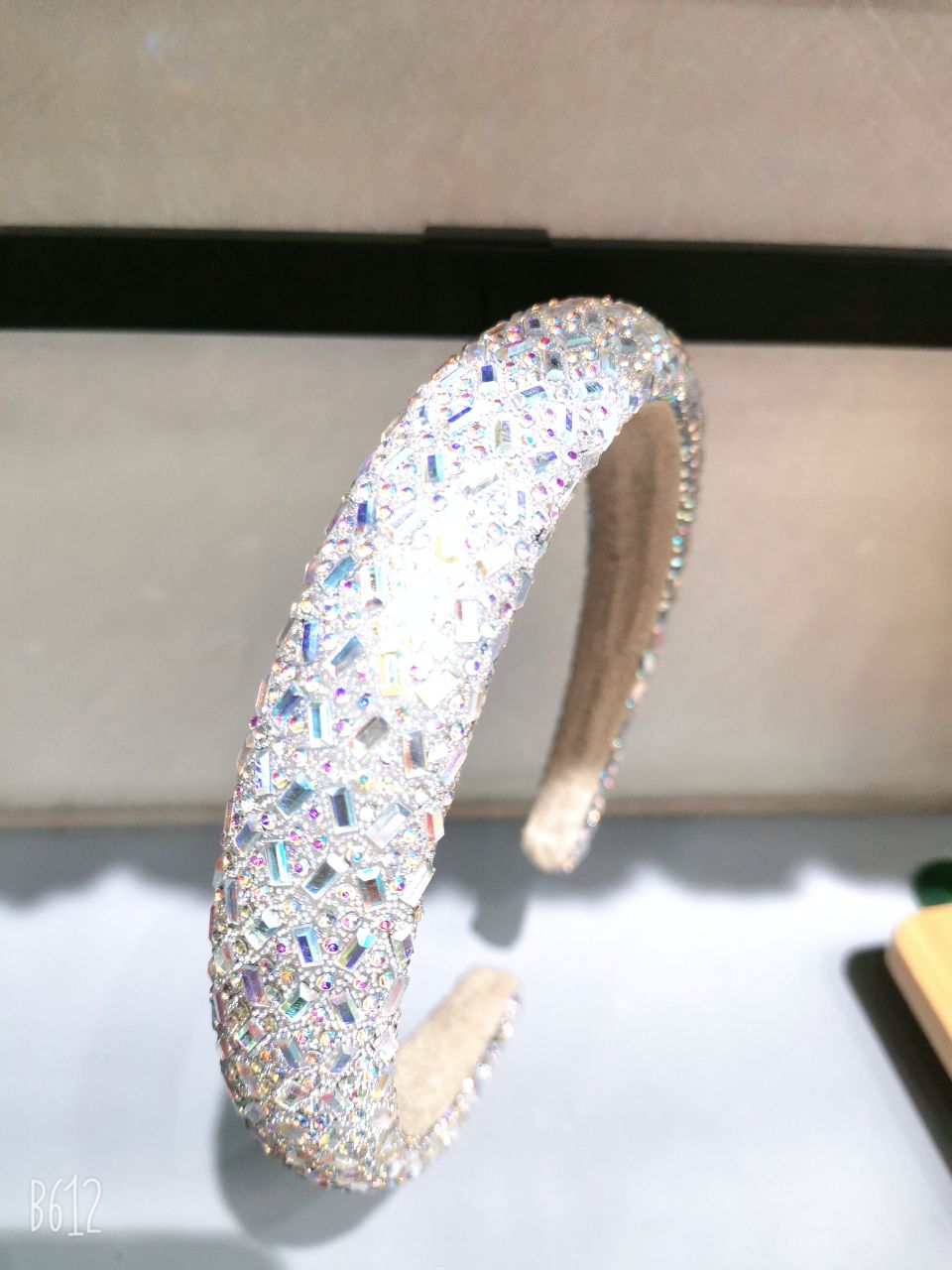 The trendy and elegant European and American style water diamond hair band is a versatile accessory for women going out. It is a wide anti-slip headband for summer detail image 3