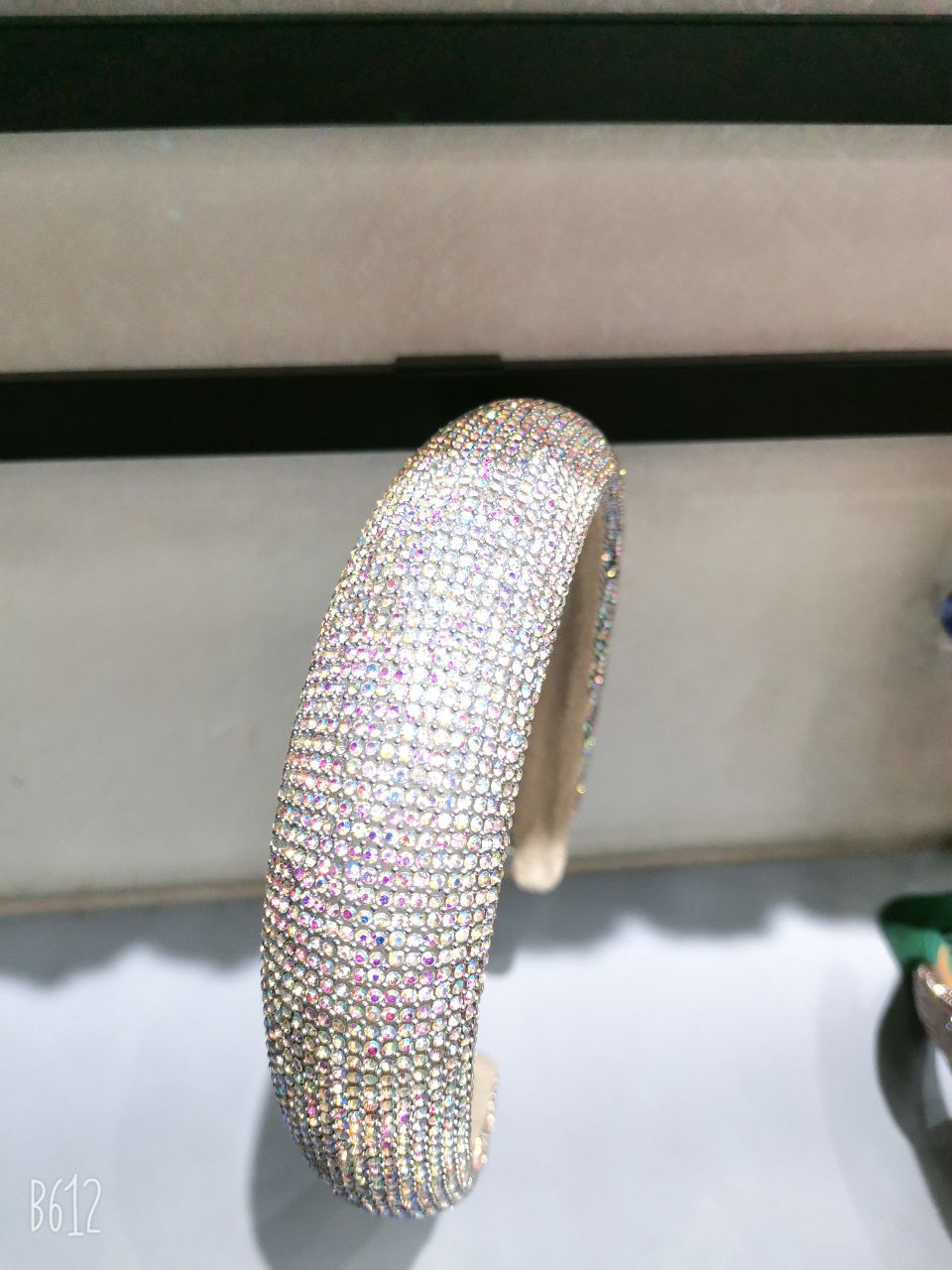 The water diamond hairband, a high-end look, is a new 2022 ultra-shiny high-top hairband for autumn and winter detail image 3