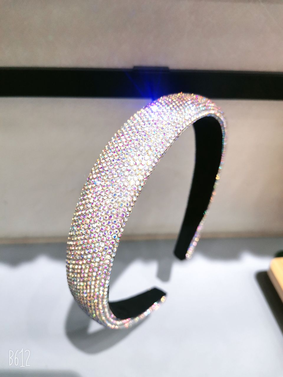 The new water diamond hair band, a popular trend for the New Year, exudes a feminine and high-end charm. It is a full-diamond broken hair clip headband and a hair clamp headwear detail image 3