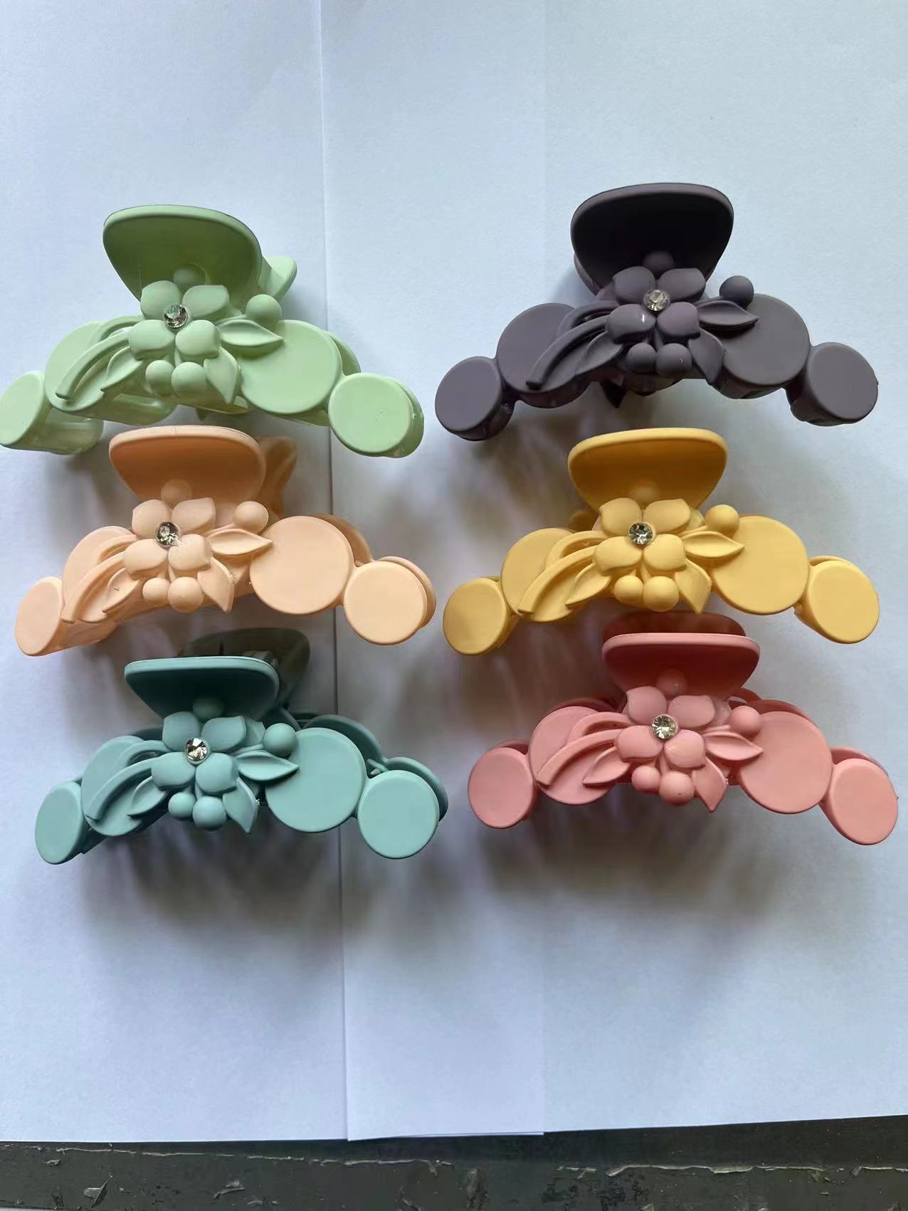 Haishen jewelry is a popular and trendy Korean style fashion classic rubber six-color double-sided floral accessory with rhinestones Application Scenario