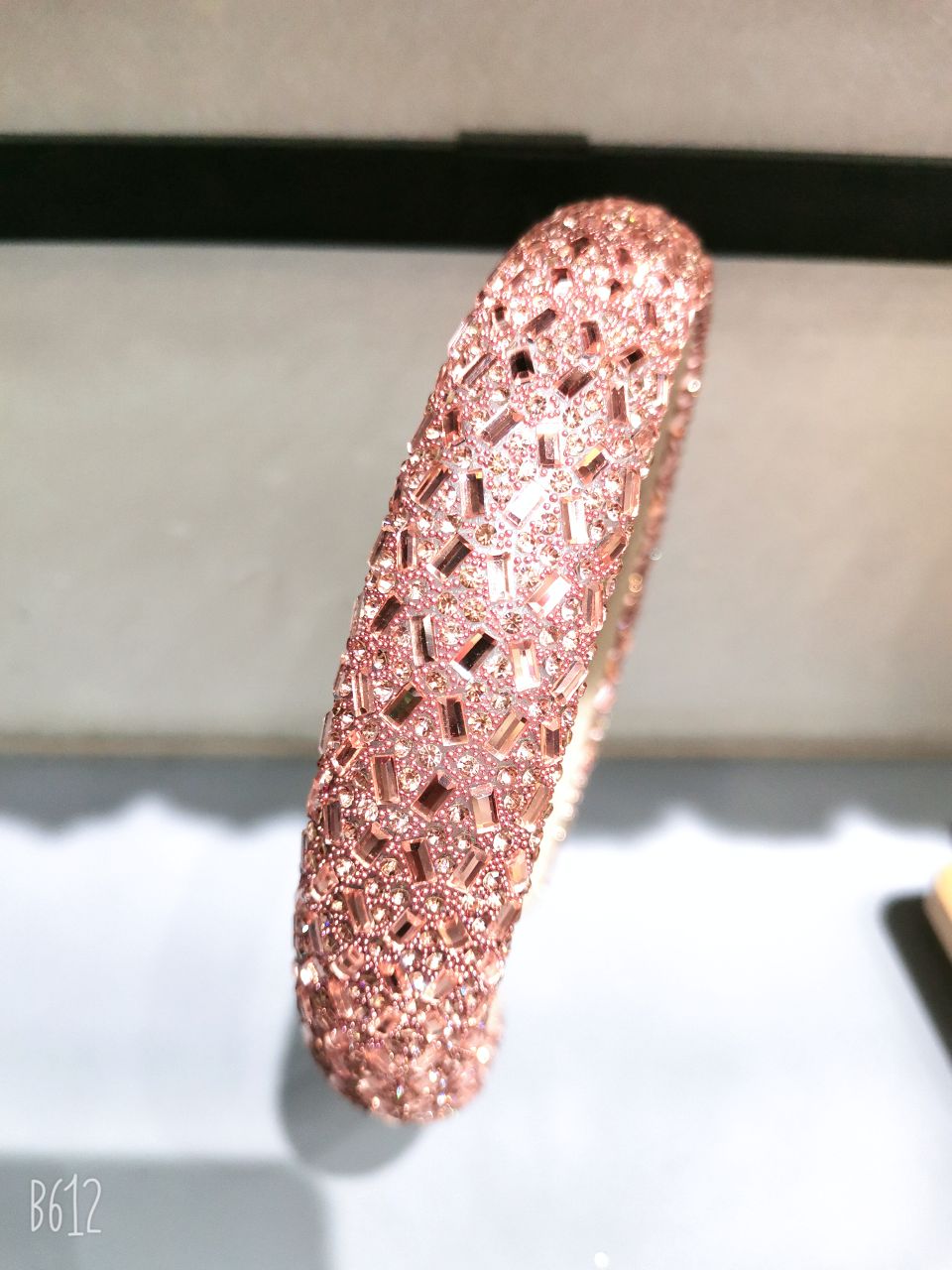 The trendy and elegant European and American style water diamond hair band is a versatile accessory for women going out. It is a wide anti-slip headband for summer detail image 4