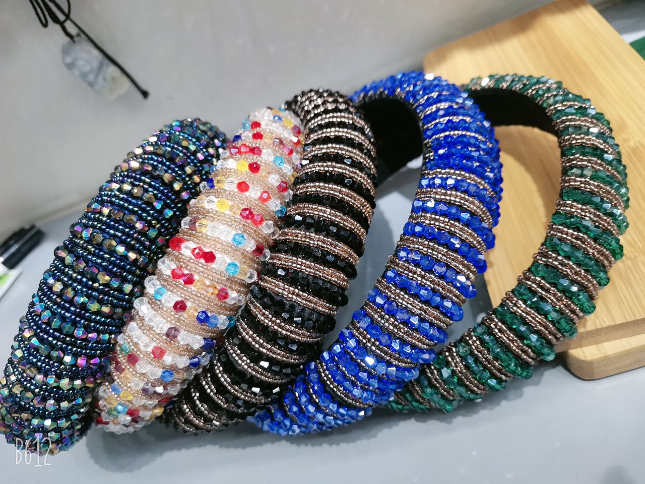 High-end Korean-style retro black rhinestone headband with a high-end feel, anti-slip and hair-pressing headband with a head hole