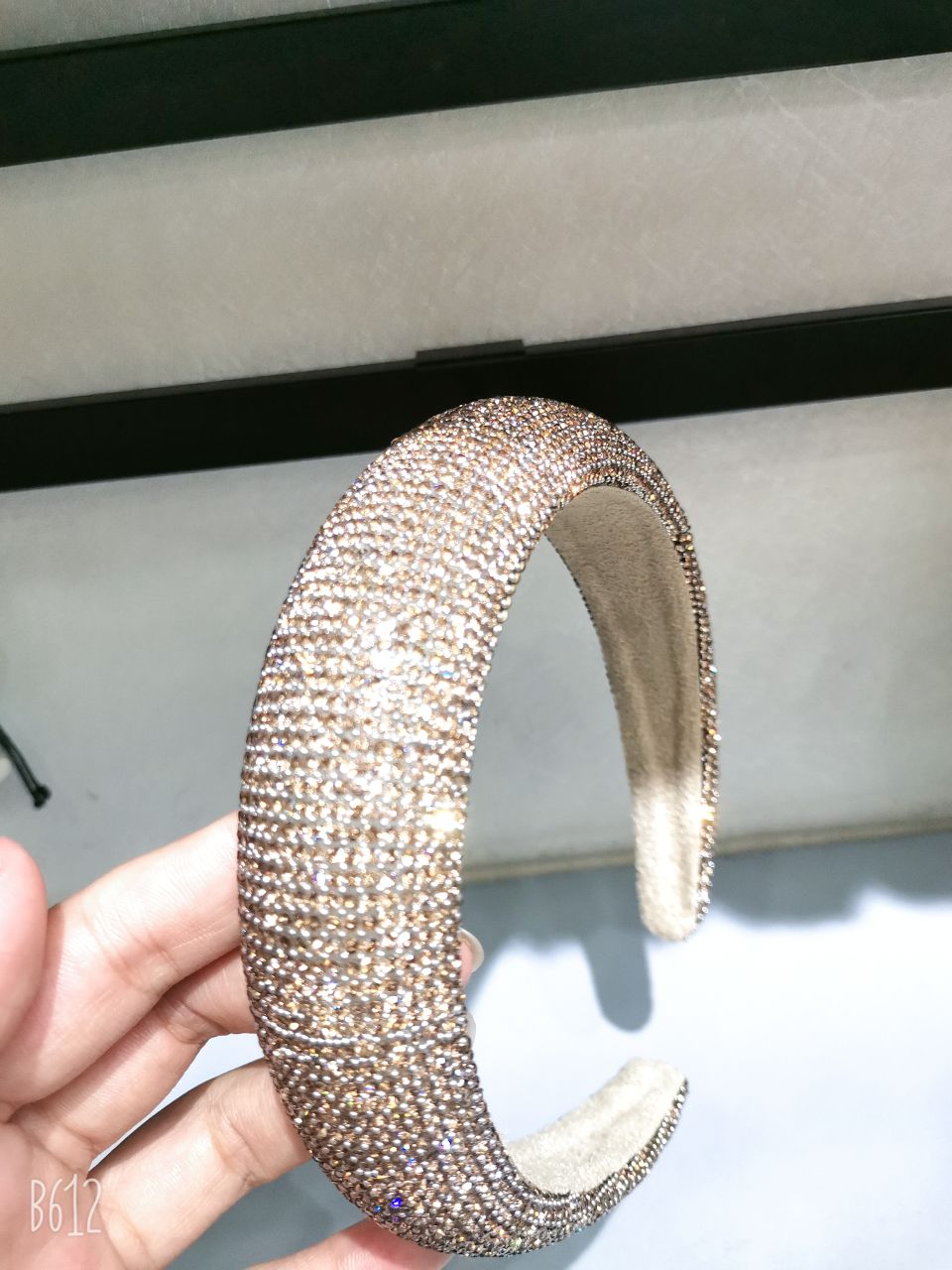 The water diamond hairband, a high-end look, is a new 2022 ultra-shiny high-top hairband for autumn and winter Application Scenario