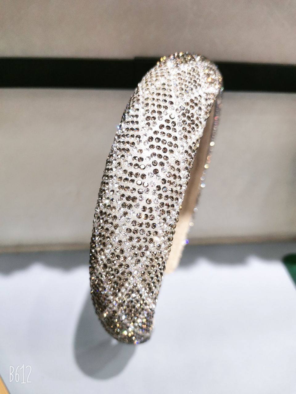 The rhinestone headband is a versatile and fashionable accessory for women going out. It features a simple and elegant hairpin that can be used to press the hair details Picture