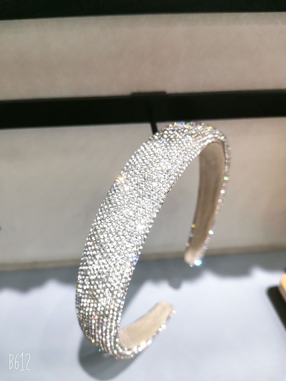 The new water diamond hair band, a popular trend for the New Year, exudes a feminine and high-end charm. It is a full-diamond broken hair clip headband and a hair clamp headwear Specification image