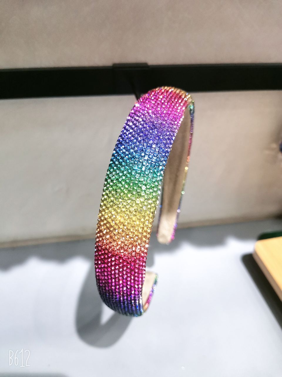 The new water diamond hair band, a popular trend for the New Year, exudes a feminine and high-end charm. It is a full-diamond broken hair clip headband and a hair clamp headwear Item Picture