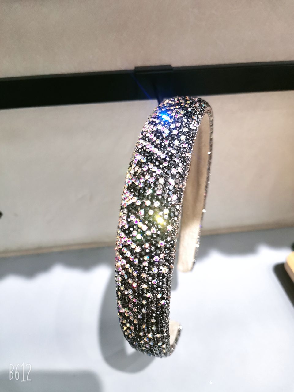 The new water diamond hair band, a popular trend for the New Year, exudes a feminine and high-end charm. It is a full-diamond broken hair clip headband and a hair clamp headwear detail image 7