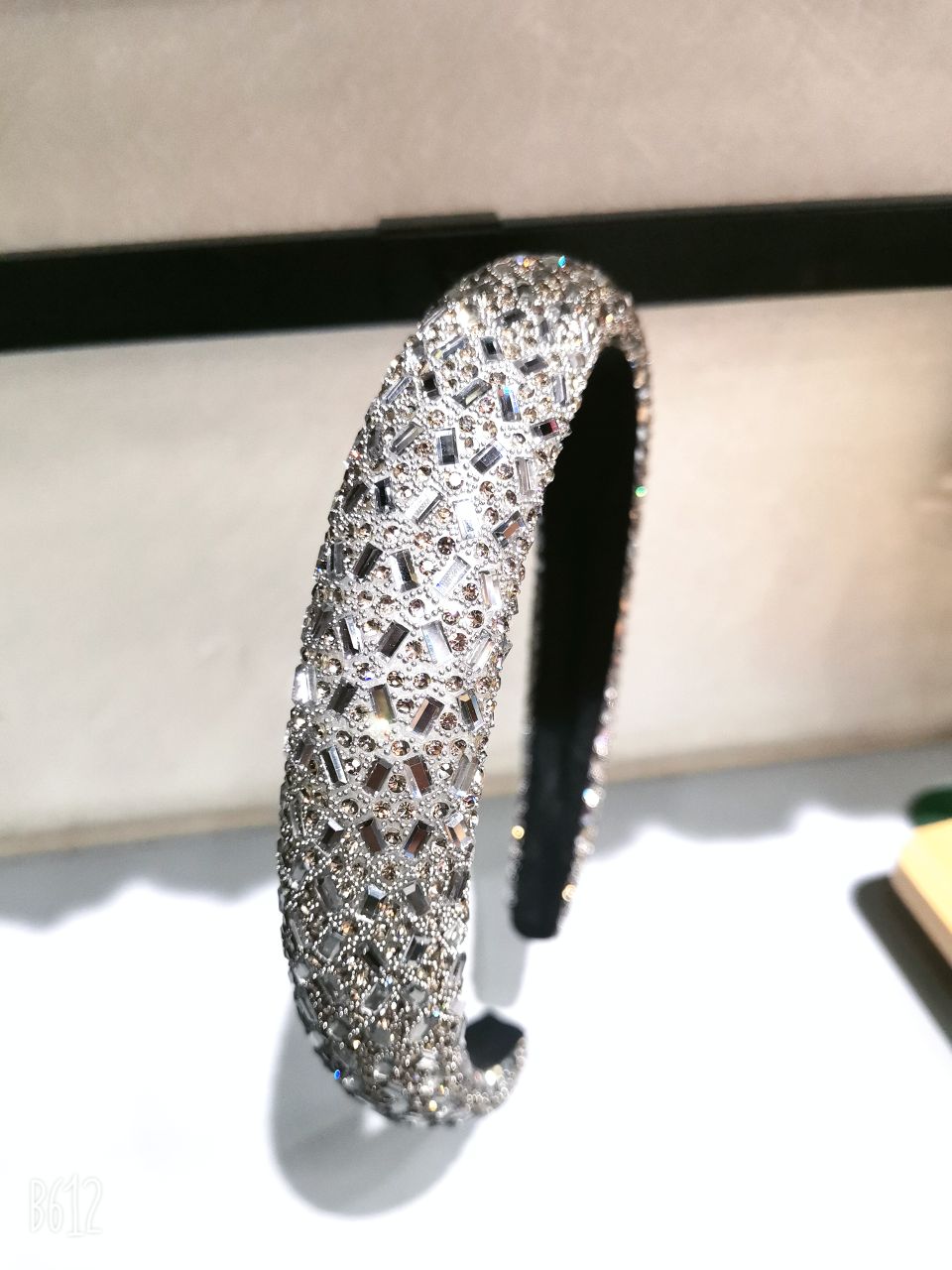 The trendy and elegant European and American style water diamond hair band is a versatile accessory for women going out. It is a wide anti-slip headband for summer Item Picture