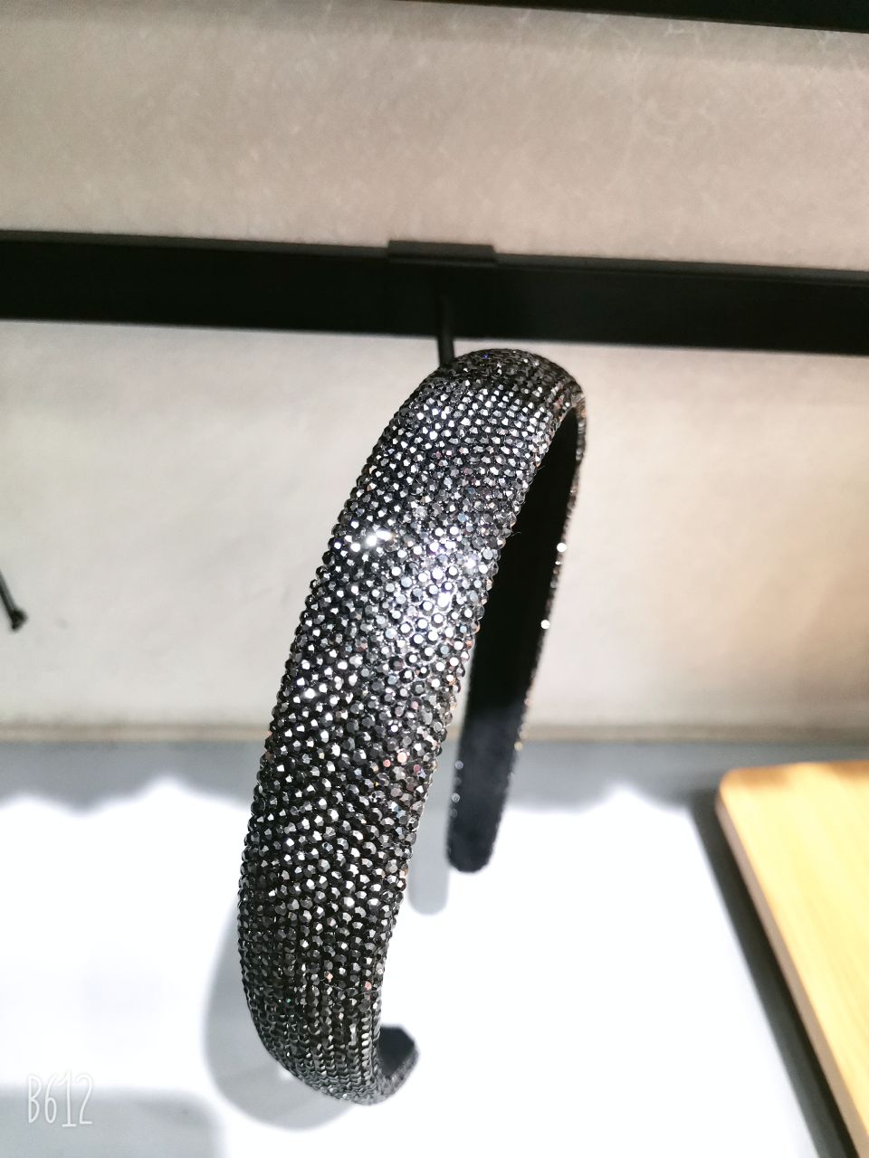 High-end retro hairpins and headbands, female Internet celebrity style, heavy heavy water diamond pressed hair, wide edge diamond-encrusted anti-slip headband, Internet celebrity detail image 6
