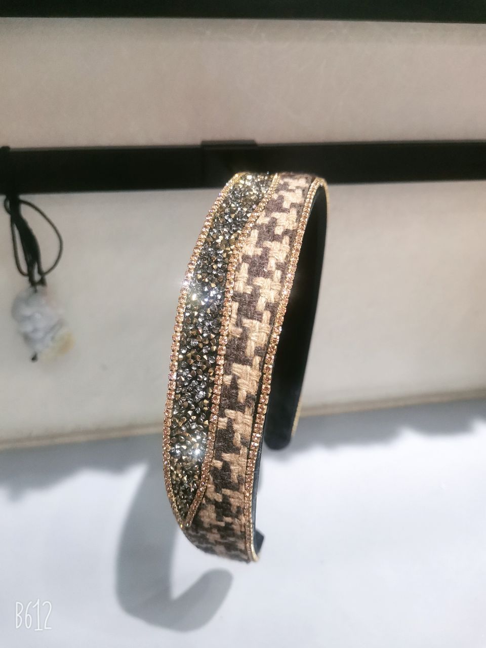 New thousand-bird checkered light luxury woolen patchwork headband, twisted braided, brown and brown wide headband for women Application Scenario