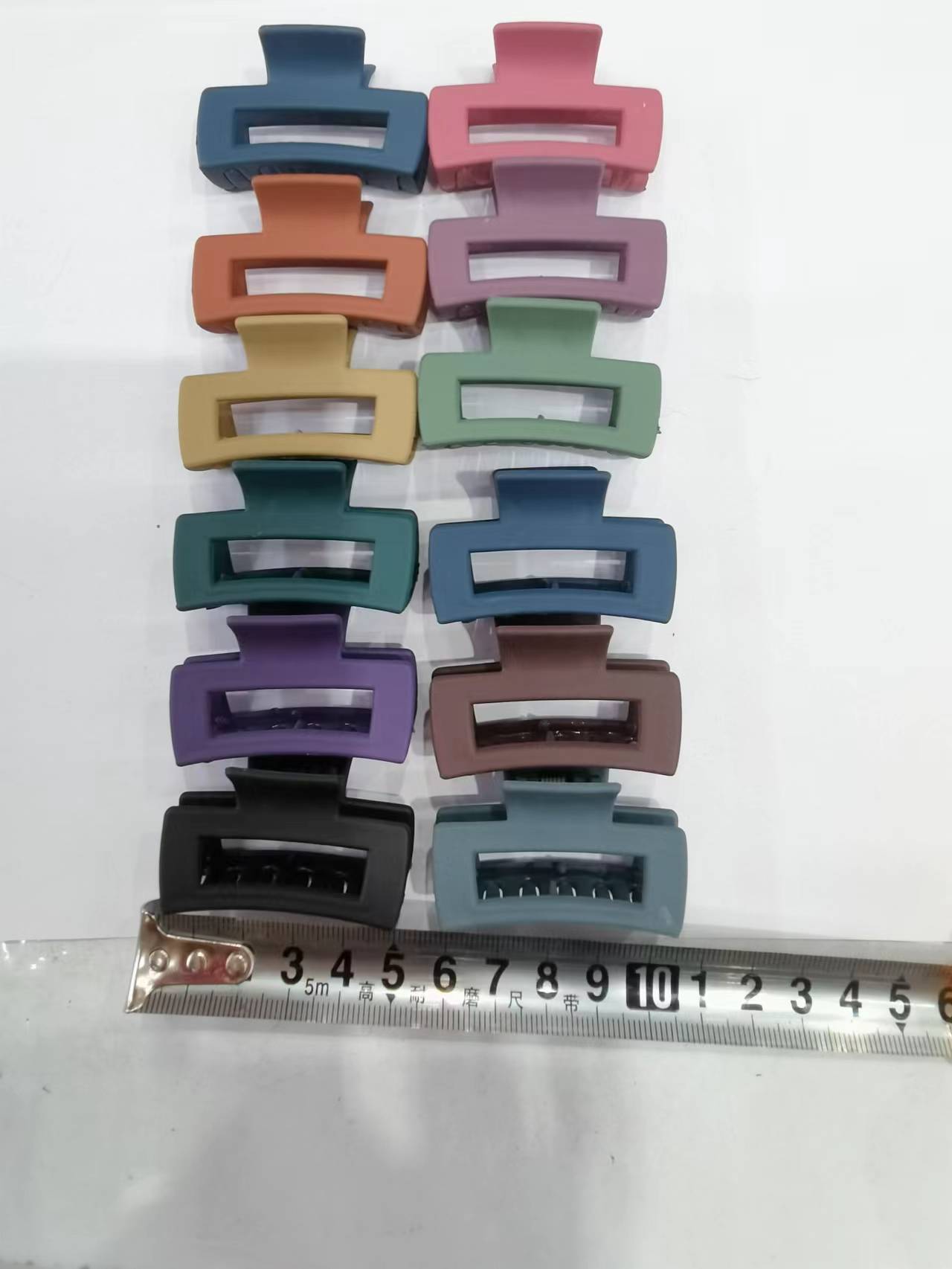 Haishen Accessories, a popular and trendy Korean-style fashion classic, is a 5-centimeter transparent rubber for women. It features a small claw top clip with a label details Picture