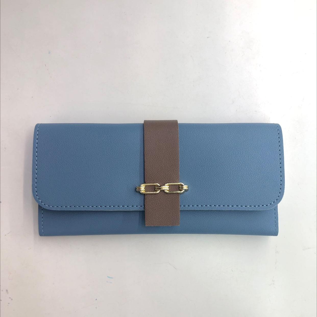 A simple, elegant and retro two-fold long wallet