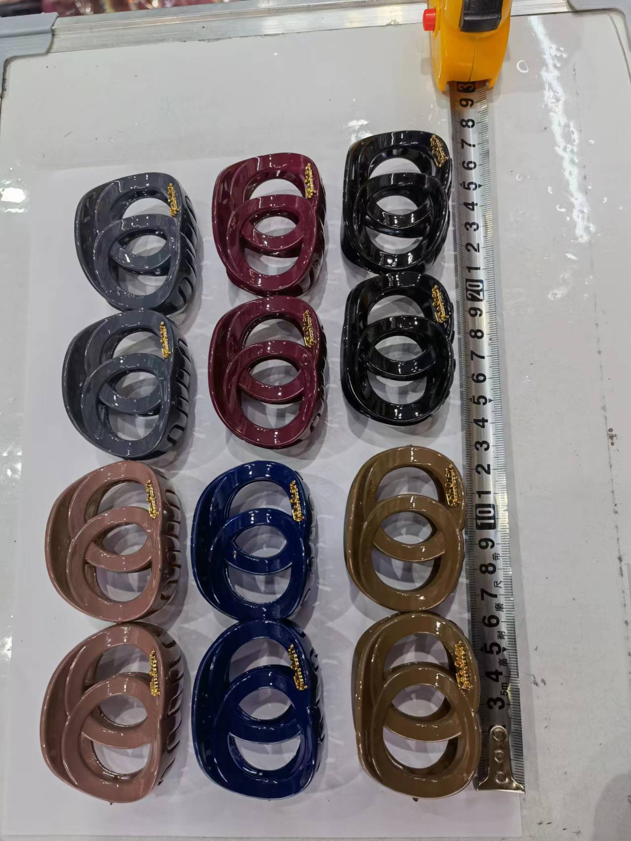 Haishen Accessories, a popular and trendy Korean-style fashion classic, is a 5-centimeter transparent rubber for women. It features a small claw top clip with a label Item Picture