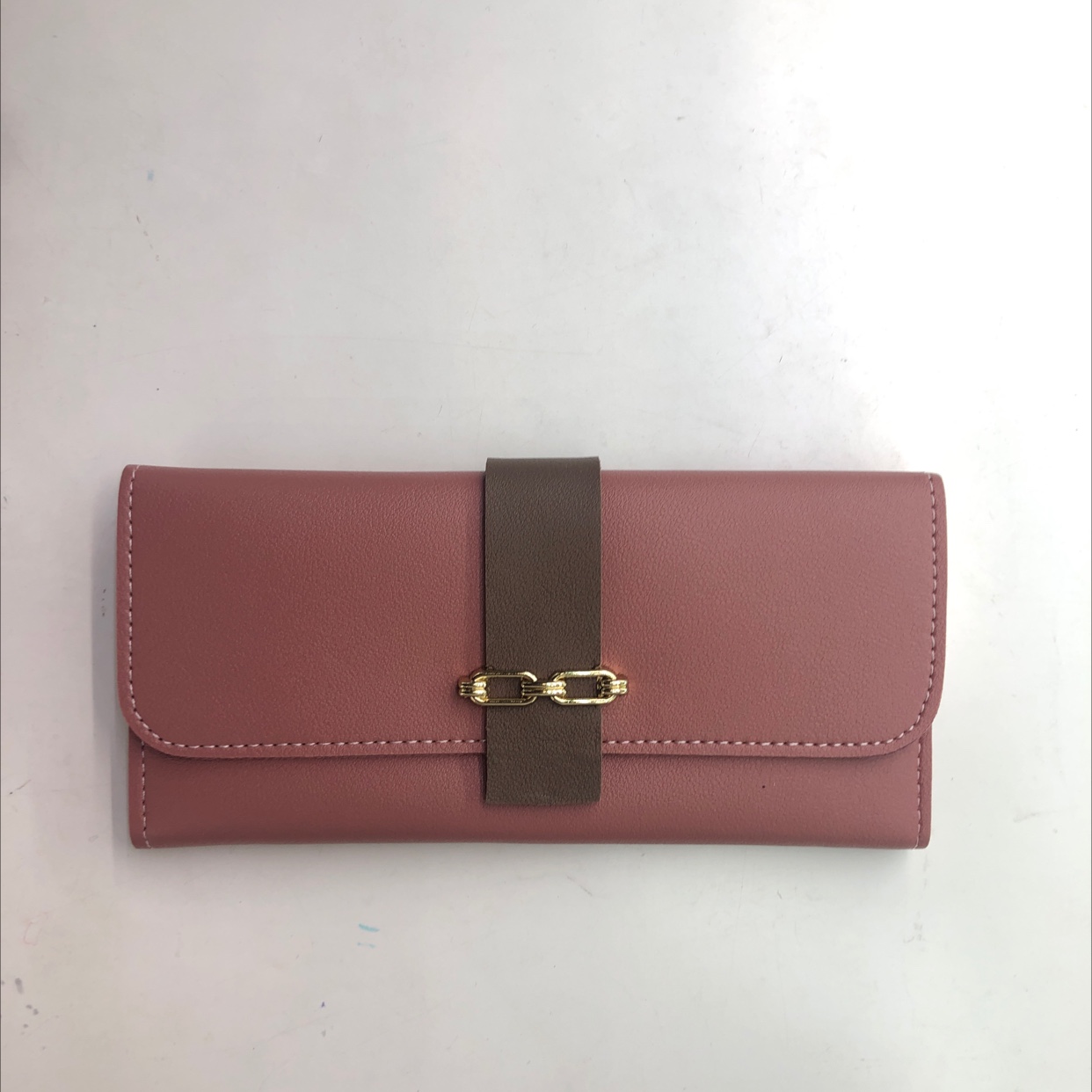 A simple, elegant and retro two-fold long wallet Application Scenario