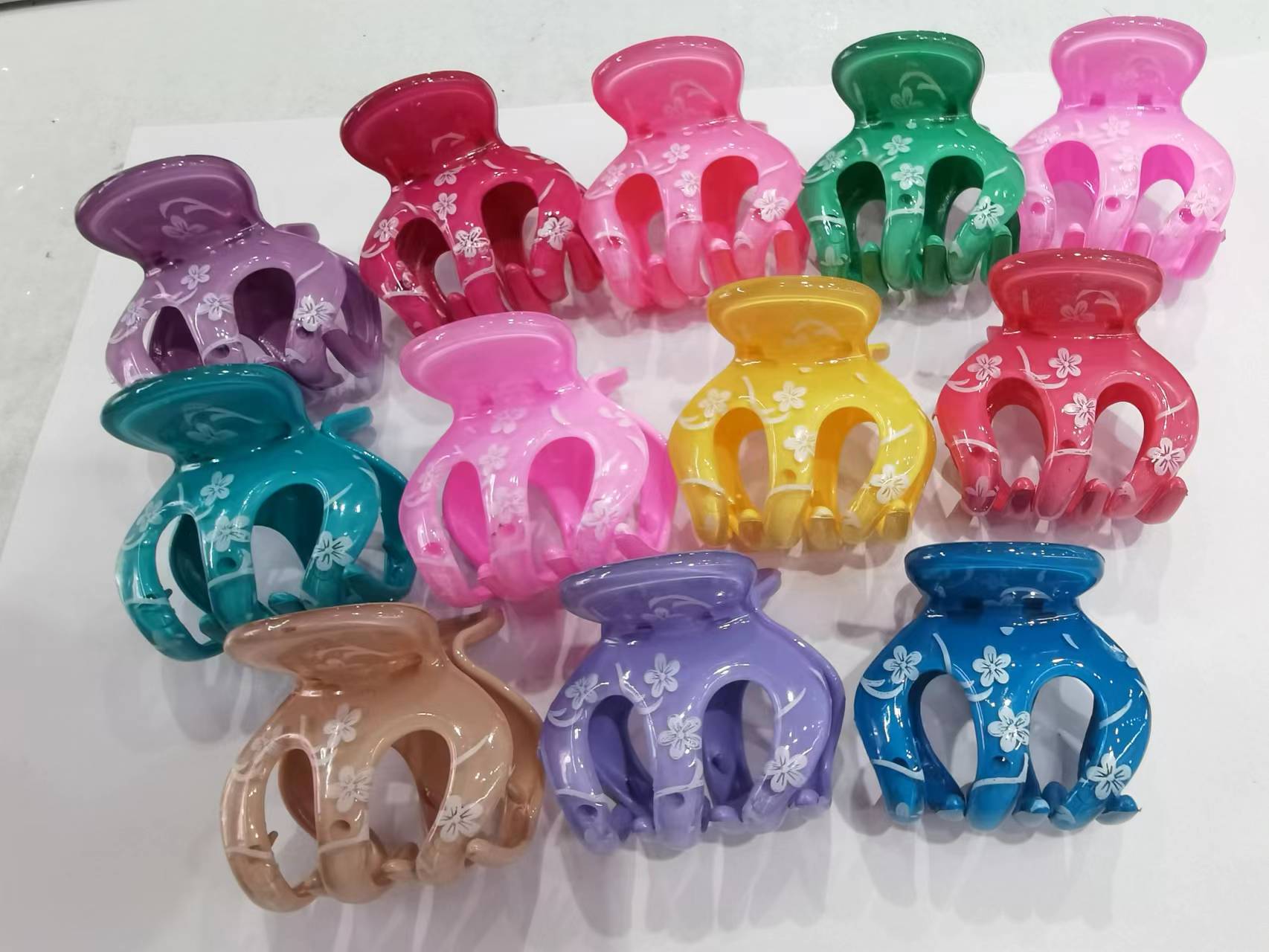Haishen Accessories, a popular and trendy Korean-style fashion classic, is a 5-centimeter round head 3-prong printed hair clip for women
