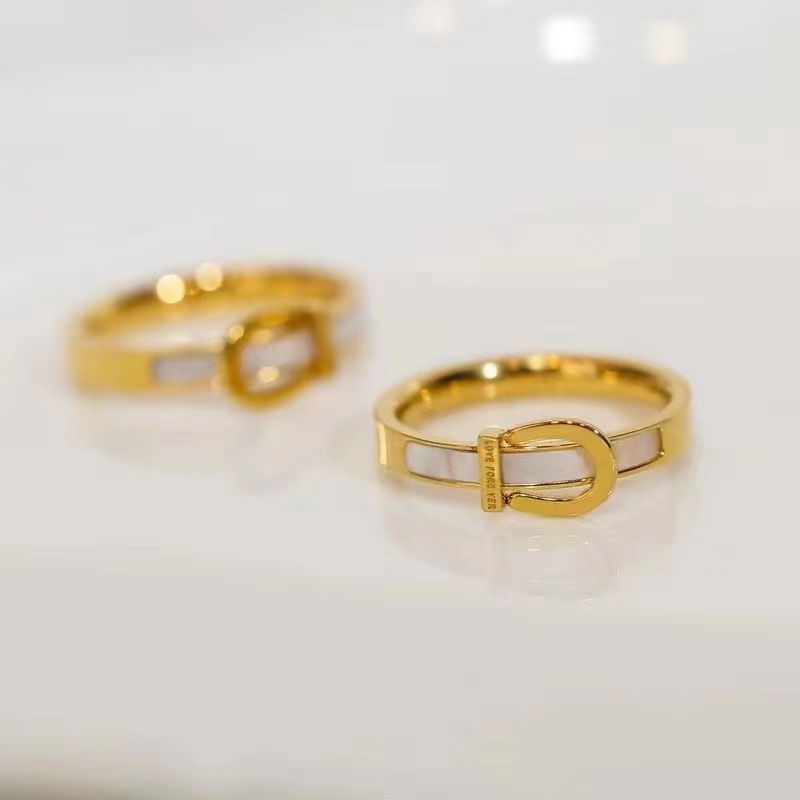 A trendy, simple and individualistic titanium steel full diamond ring for women on Instagram, with a cold style and a niche design. It's a trendy food detail image 2