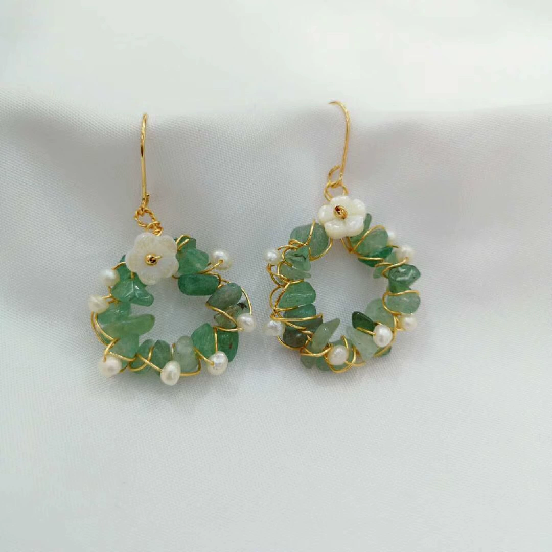 Korean version natural freshwater precious two-color pearl crushed stone strawberry crystal earrings, versatile 14k gold pearl hand-wound earrings Application Scenario