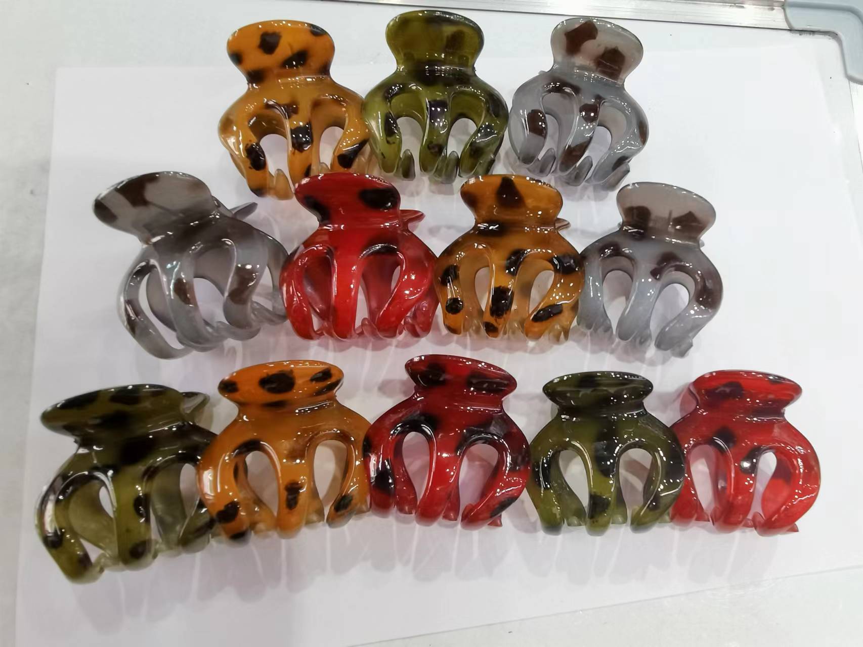 Haishen Accessories, a popular and trendy Korean-style fashion classic, is a 5-centimeter round head 3-prong printed hair clip for women details Picture