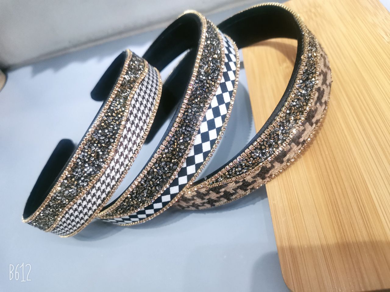 New thousand-bird checkered light luxury woolen patchwork headband, twisted braided, brown and brown wide headband for women detail image 5