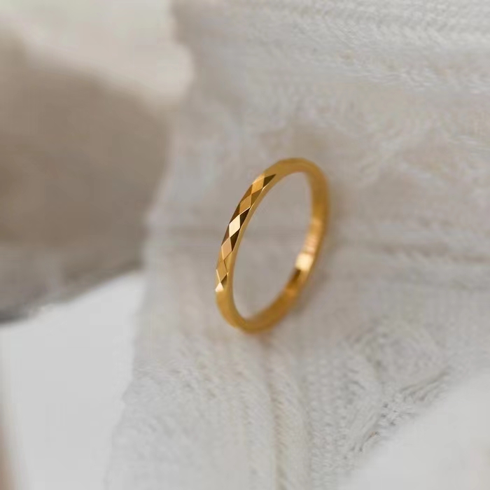 A trendy, simple and individualistic titanium steel full diamond ring for women on Instagram, with a cold style and a niche design. It's a trendy food detail image 4