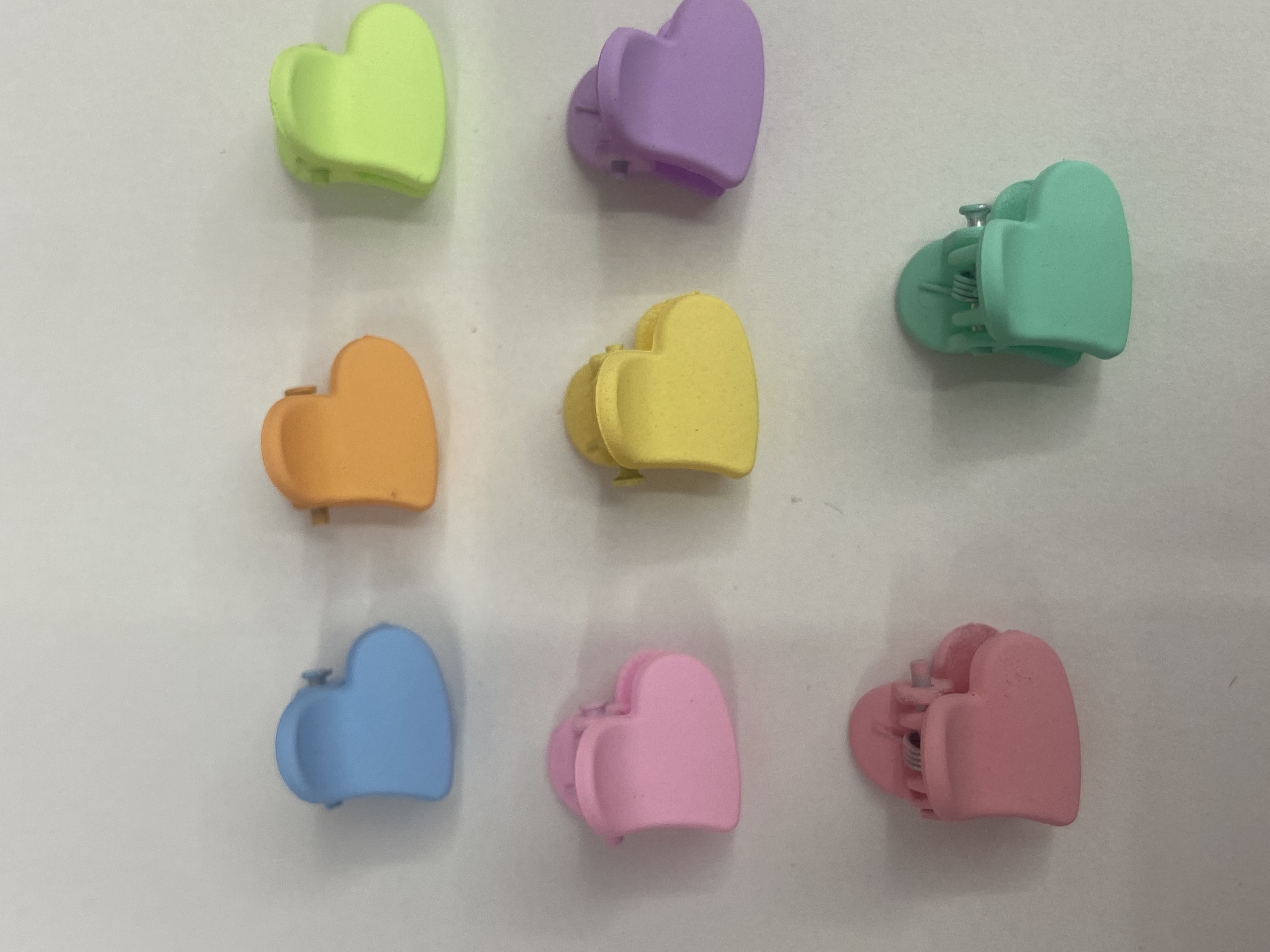 Plastic clips, small claws, hearts, strawberries, rabbit Malone colors, Hua Hin Accessories 201 details Picture