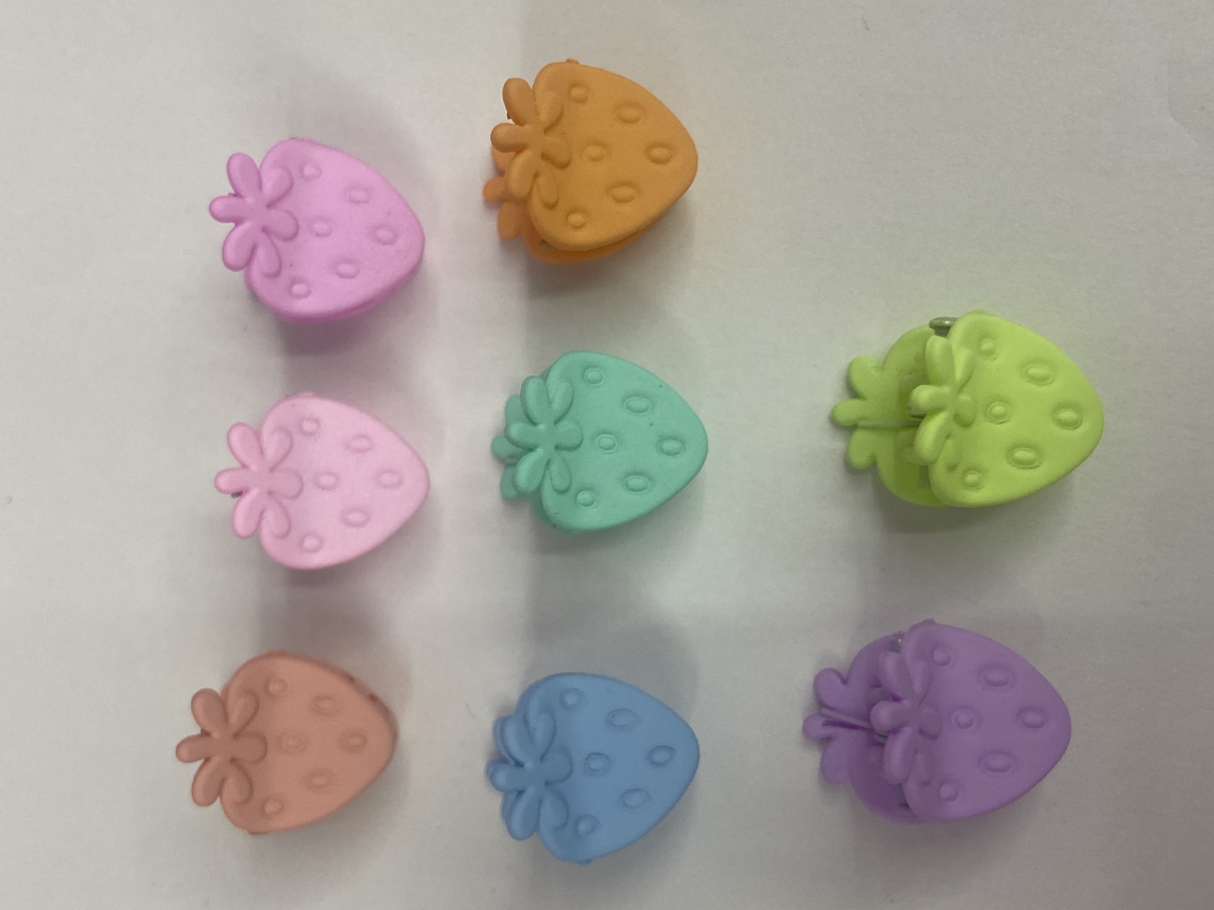 Plastic clips, small claws, hearts, strawberries, rabbit Malone colors, Hua Hin Accessories 201 Specification image