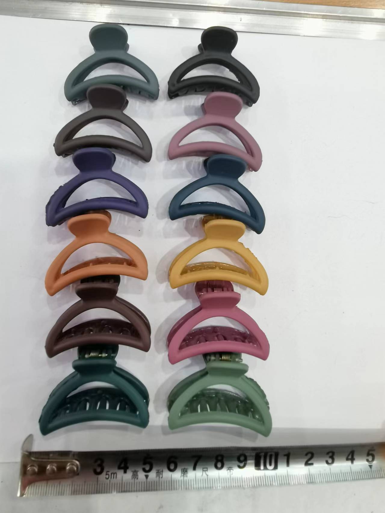Haishen Accessories, a popular and trendy Korean-style fashion classic, is a 5-centimeter transparent rubber for women. It features a small claw top clip with a label
