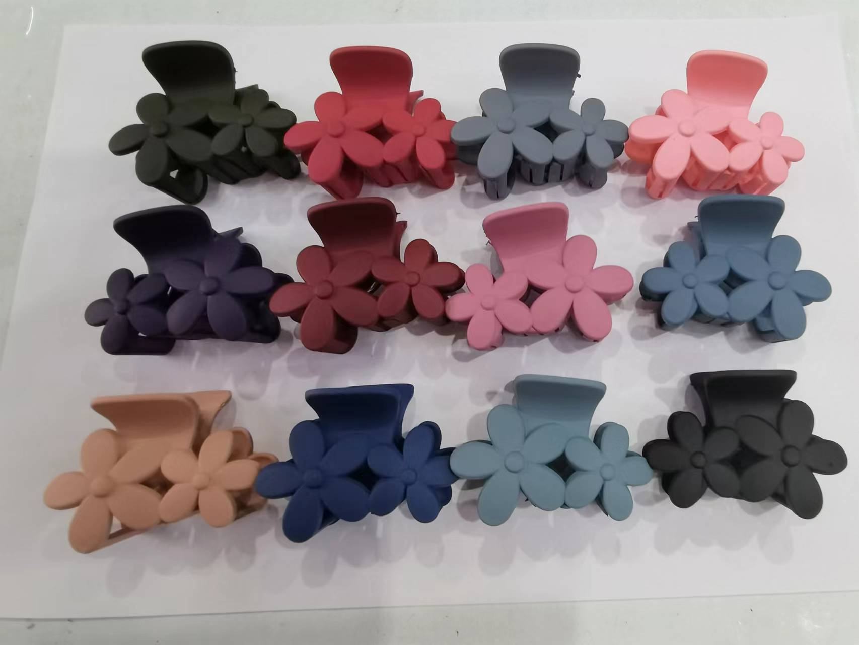 Haishen Accessories, a popular and trendy Korean-style fashion classic, is a 5-centimeter transparent rubber for women. It features a small claw top clip with a label Application Scenario
