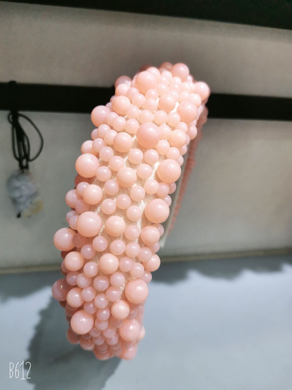 The bride's headband is studded with pearls, the same style as the popular Douyin Internet celebrity, featuring a wide-brimmed, high-top thickened hair band. It is a handcrafted Korean-style hair accessory for women Application Scenario