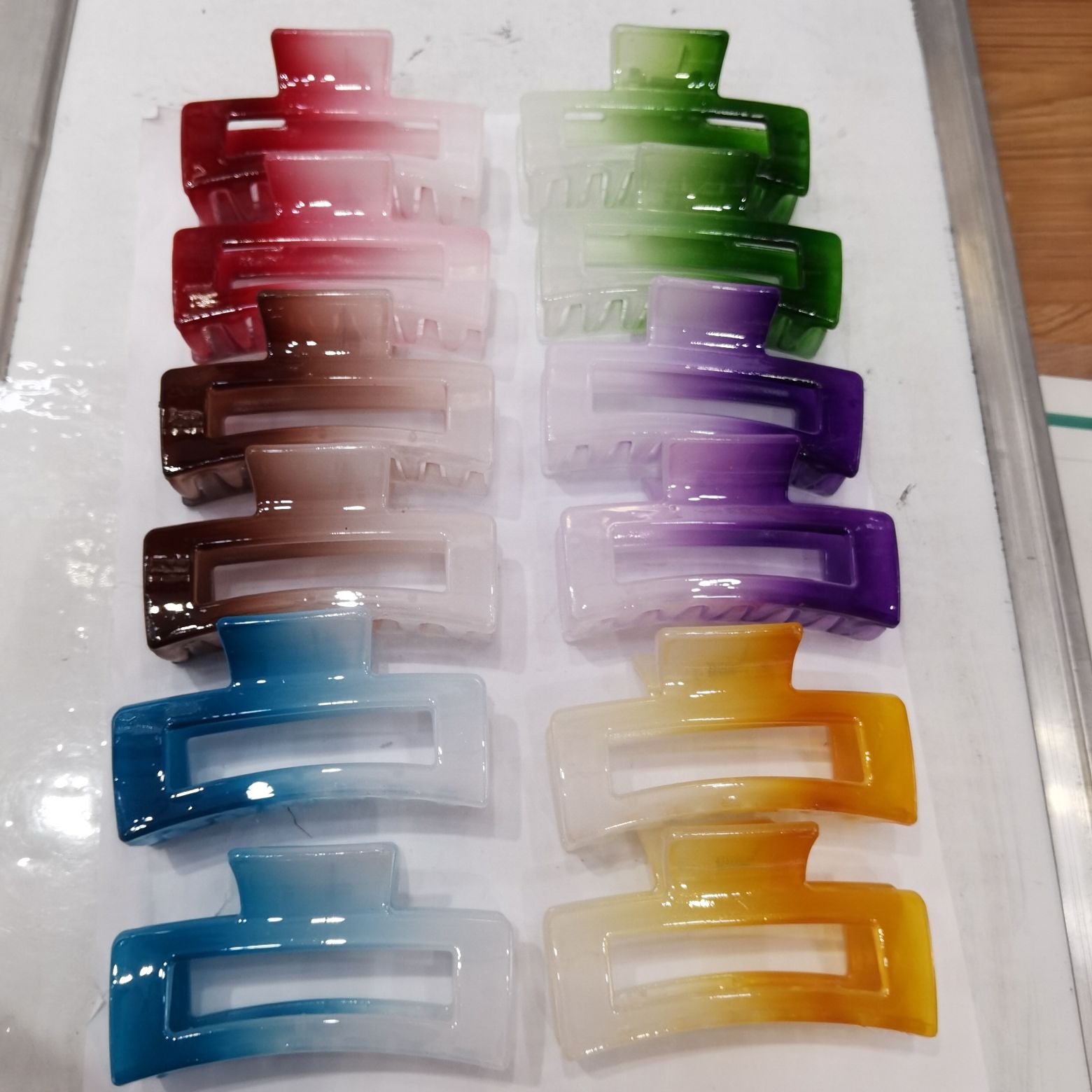 Haishen Accessories, a popular and trendy Korean-style fashion classic, is a popular ladies' candy with a gradient two-color dark jelly grab, made of plastic details Picture