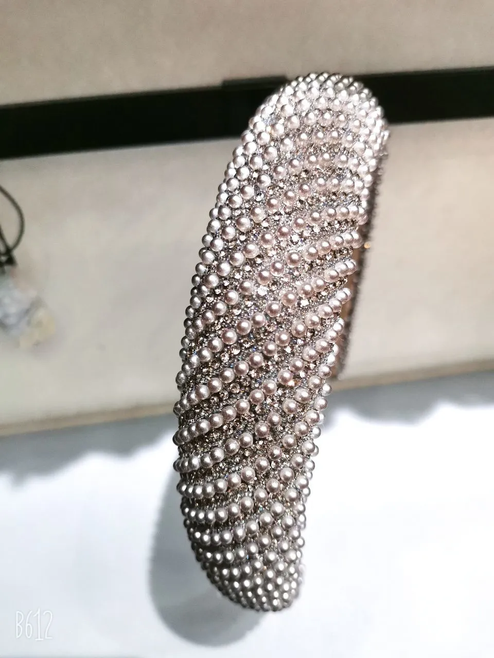 The simple and fashionable design of the full-diamond pearl hair band is a trendy and individualistic headband for girls detail image 4