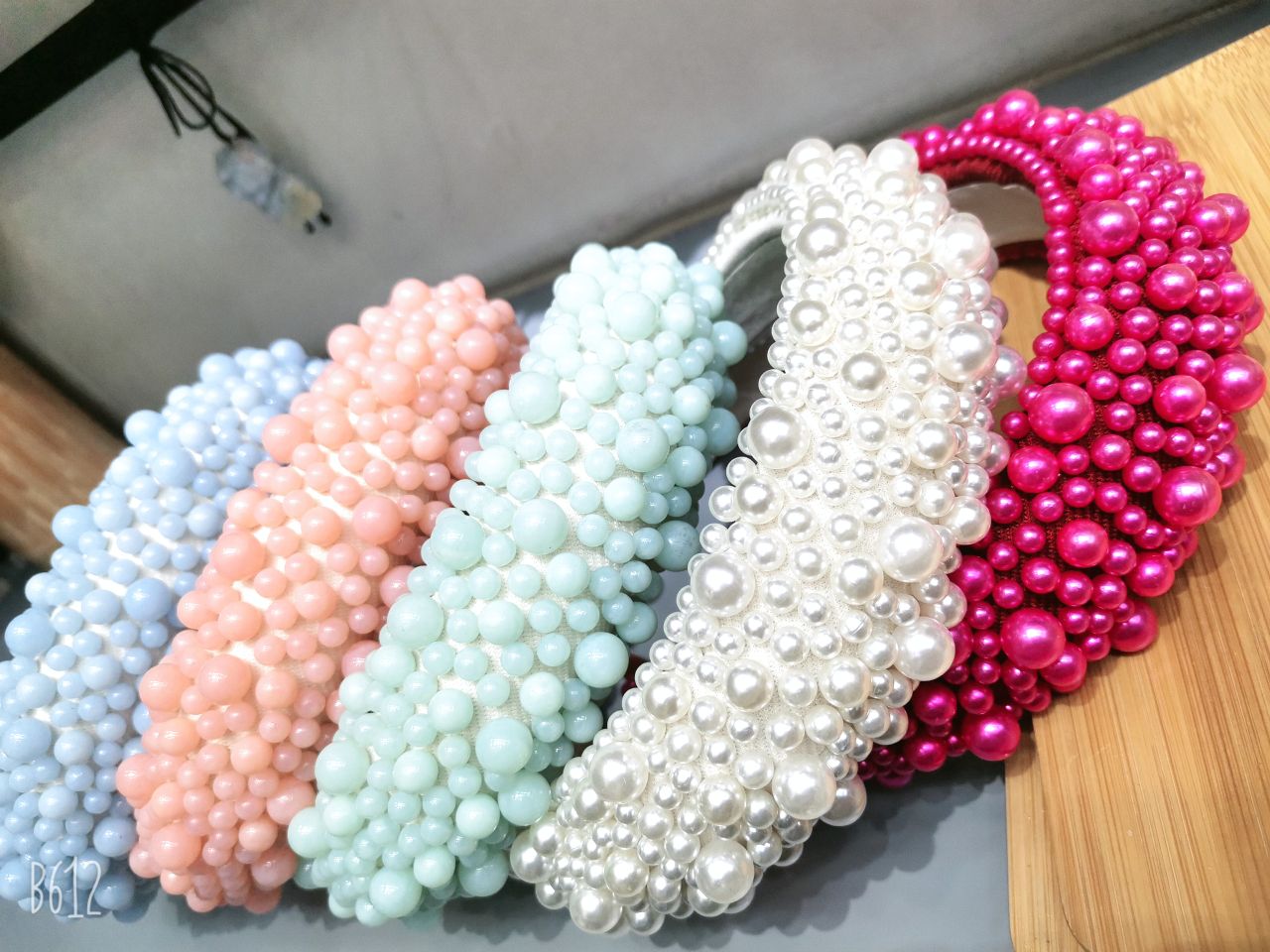 The bride's headband is studded with pearls, the same style as the popular Douyin Internet celebrity, featuring a wide-brimmed, high-top thickened hair band. It is a handcrafted Korean-style hair accessory for women detail image 7