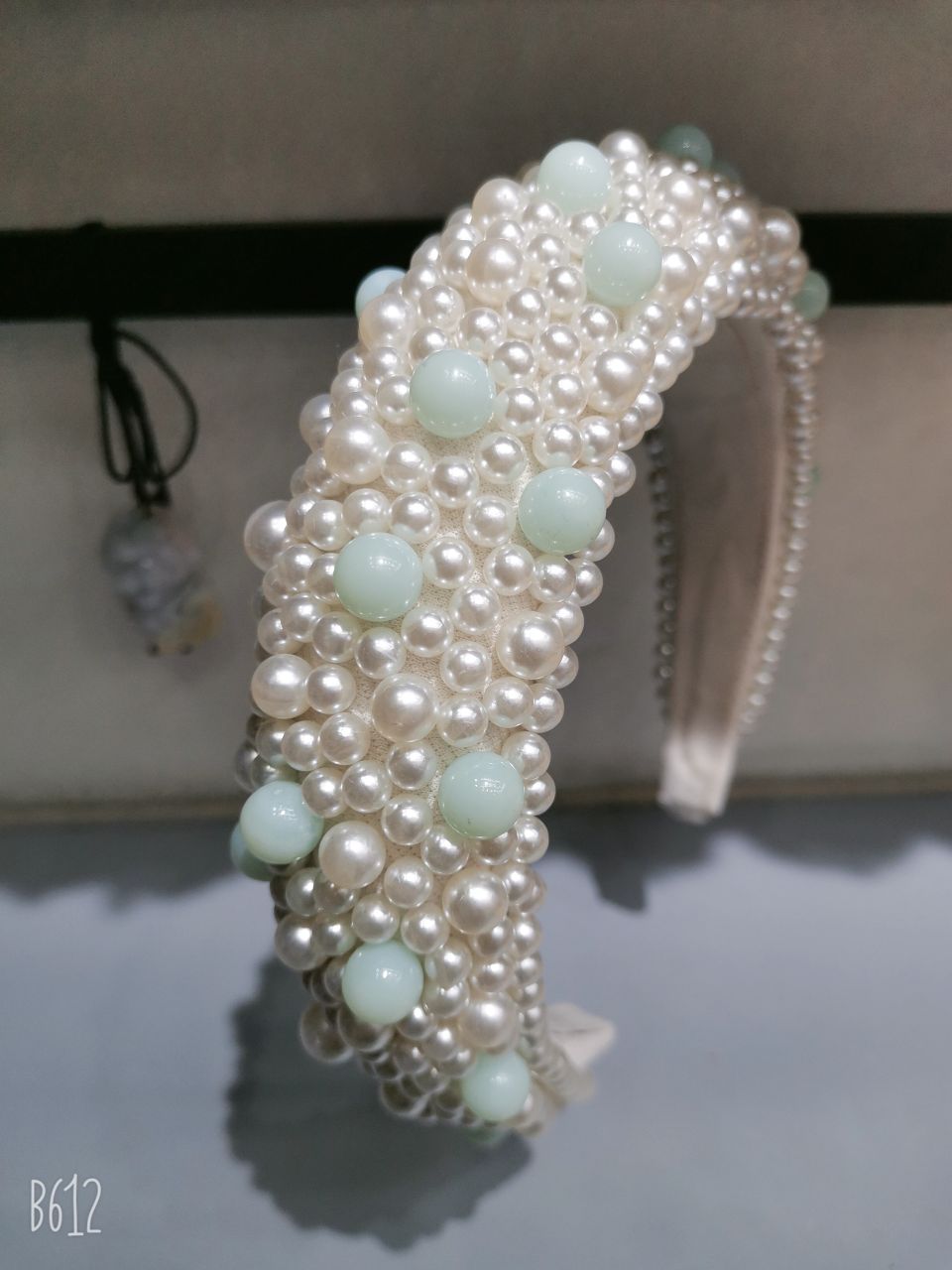 The handcrafted beaded headband in the style of a socialite is sweet and cute. The wide-brimmed thickened headband is a trendy hair accessory detail image 3