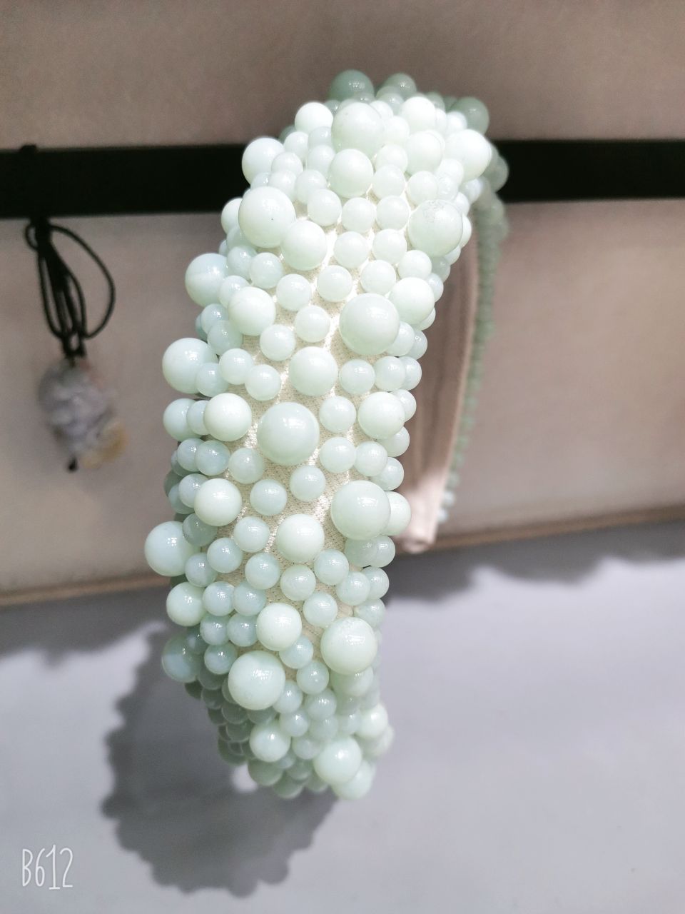The bride's headband is studded with pearls, the same style as the popular Douyin Internet celebrity, featuring a wide-brimmed, high-top thickened hair band. It is a handcrafted Korean-style hair accessory for women Item Picture