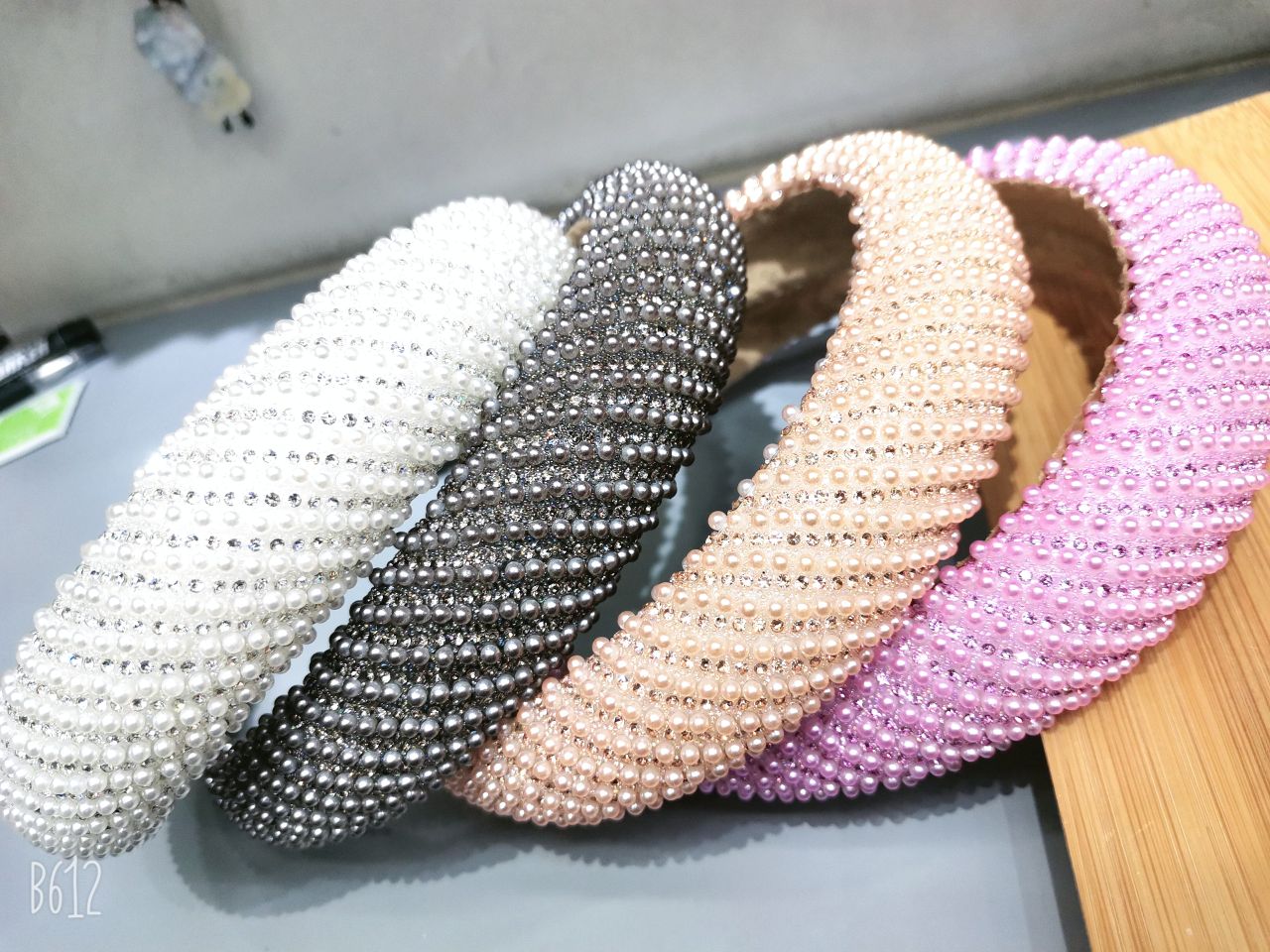 The simple and fashionable design of the full-diamond pearl hair band is a trendy and individualistic headband for girls