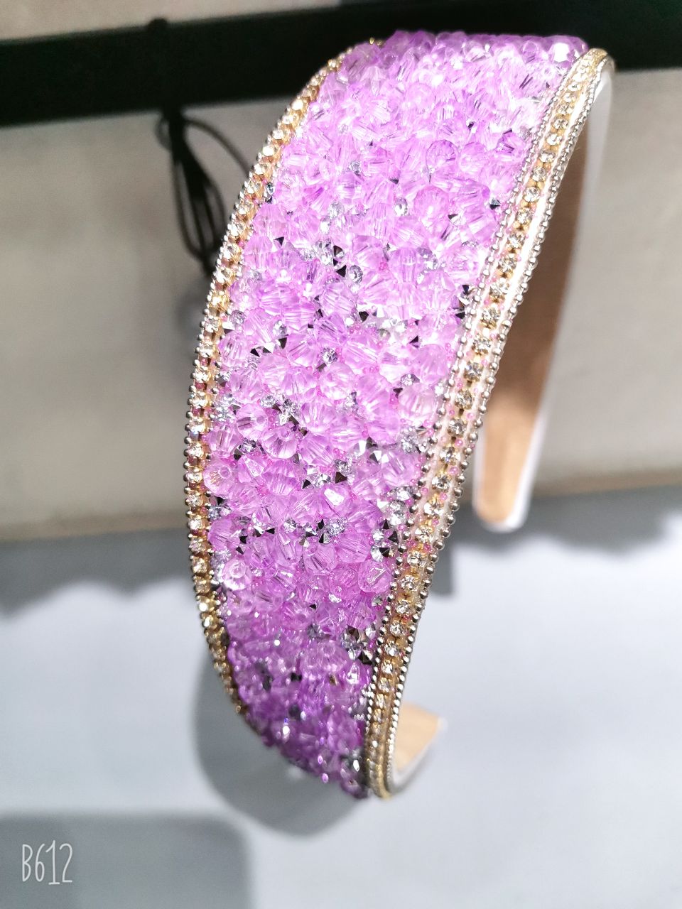 The new wide-brimmed hairband of the female Internet celebrity covers white hair. It exudes a high-end black style with rhinestones and beads, presenting a light luxury and fashionable look Item Picture