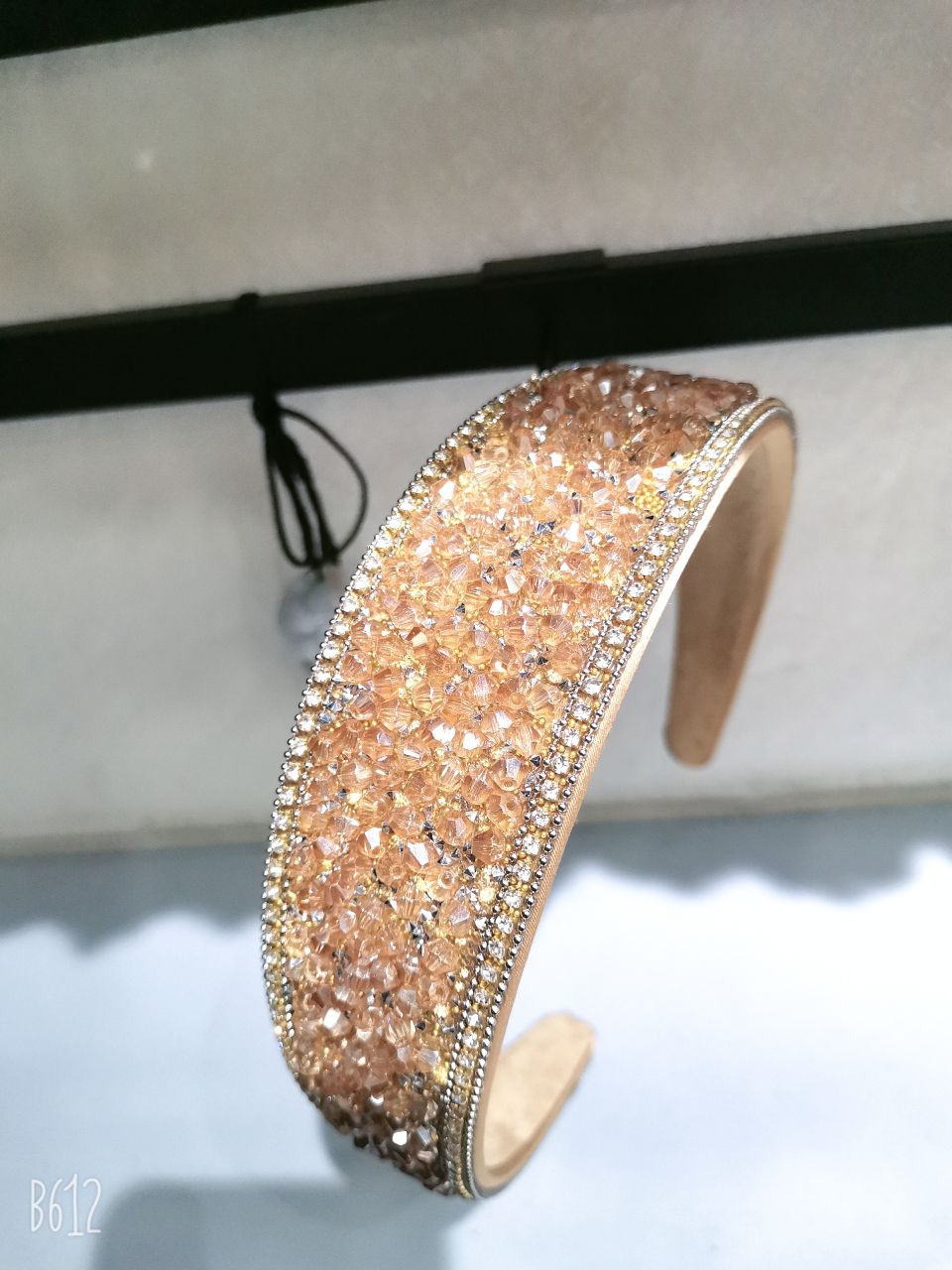 The new wide-brimmed hairband of the female Internet celebrity covers white hair. It exudes a high-end black style with rhinestones and beads, presenting a light luxury and fashionable look details Picture