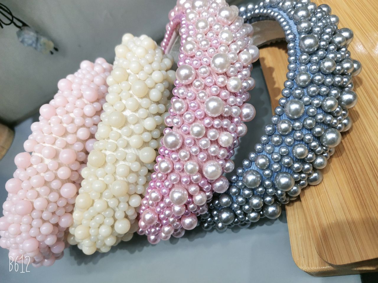 New fashionable headwear, retro-style pearl headband, simple Korean-style updo, follow-up makeup, wedding dress and evening gown accessories