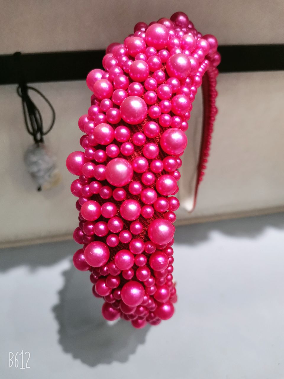 The bride's headband is studded with pearls, the same style as the popular Douyin Internet celebrity, featuring a wide-brimmed, high-top thickened hair band. It is a handcrafted Korean-style hair accessory for women detail image 6