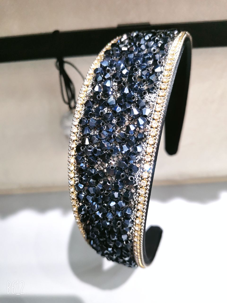 The new wide-brimmed hairband of the female Internet celebrity covers white hair. It exudes a high-end black style with rhinestones and beads, presenting a light luxury and fashionable look Application Scenario