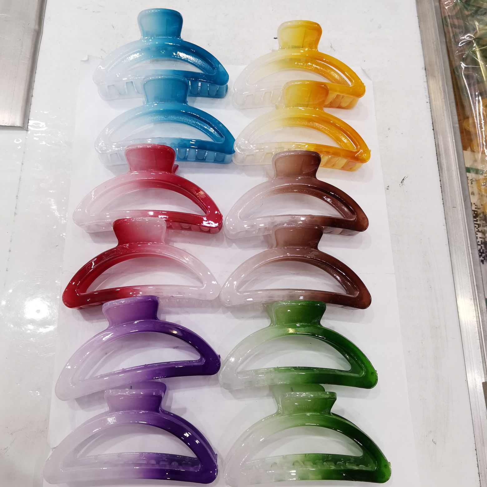 Haishen Accessories, a popular and trendy Korean-style fashion classic, is a popular ladies' candy with a gradient two-color dark jelly grab, made of plastic Specification image